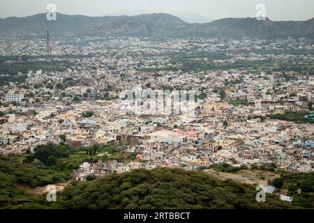 Überfüllte Stadthäuser Landschaft mit nebelnem Berg Hintergrund am Morgen aus flachem Winkel Bild wird in ajmer rajasthan indien aufgenommen Stockfoto