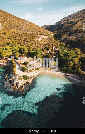 ITALIEN, SARDINIEN 2023: Blick aus der Vogelperspektive auf den berühmten Strand Cala Moresca, in der Nähe des Golfo Aranci. Der Ort befindet sich innerhalb des geschützten Vorgebirges Capo Figari. Der Strand war einer der Drehorte für den neuen Film Little Mermaid Stockfoto