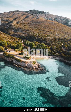 ITALIEN, SARDINIEN 2023: Blick aus der Vogelperspektive auf den berühmten Strand Cala Moresca, in der Nähe des Golfo Aranci. Der Ort befindet sich innerhalb des geschützten Vorgebirges Capo Figari. Der Strand war einer der Drehorte für den neuen Film Little Mermaid Stockfoto