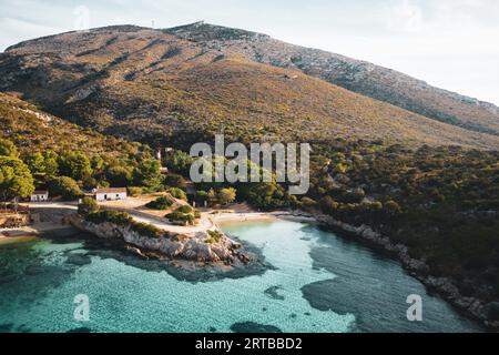 ITALIEN, SARDINIEN 2023: Blick aus der Vogelperspektive auf den berühmten Strand Cala Moresca, in der Nähe des Golfo Aranci. Der Ort befindet sich innerhalb des geschützten Vorgebirges Capo Figari. Der Strand war einer der Drehorte für den neuen Film Little Mermaid Stockfoto