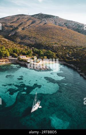 ITALIEN, SARDINIEN 2023: Blick aus der Vogelperspektive auf den berühmten Strand Cala Moresca, in der Nähe des Golfo Aranci. Der Ort befindet sich innerhalb des geschützten Vorgebirges Capo Figari. Der Strand war einer der Drehorte für den neuen Film Little Mermaid Stockfoto