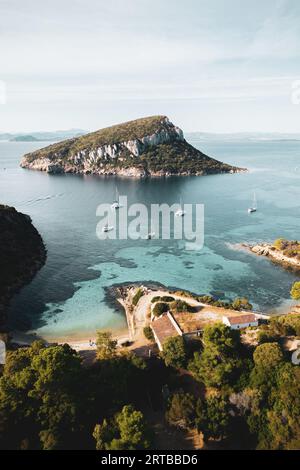 ITALIEN, SARDINIEN 2023: Blick aus der Vogelperspektive auf den berühmten Strand Cala Moresca, in der Nähe des Golfo Aranci. Der Ort befindet sich innerhalb des geschützten Vorgebirges Capo Figari. Der Strand war einer der Drehorte für den neuen Film Little Mermaid Stockfoto