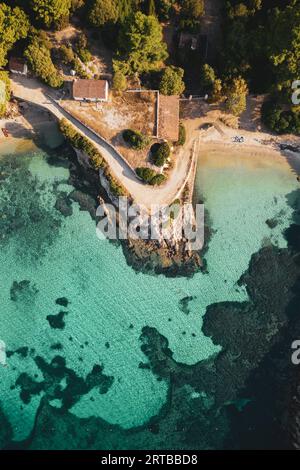 ITALIEN, SARDINIEN 2023: Blick aus der Vogelperspektive auf den berühmten Strand Cala Moresca, in der Nähe des Golfo Aranci. Der Ort befindet sich innerhalb des geschützten Vorgebirges Capo Figari. Der Strand war einer der Drehorte für den neuen Film Little Mermaid Stockfoto