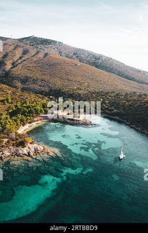 ITALIEN, SARDINIEN 2023: Blick aus der Vogelperspektive auf den berühmten Strand Cala Moresca, in der Nähe des Golfo Aranci. Der Ort befindet sich innerhalb des geschützten Vorgebirges Capo Figari. Der Strand war einer der Drehorte für den neuen Film Little Mermaid Stockfoto