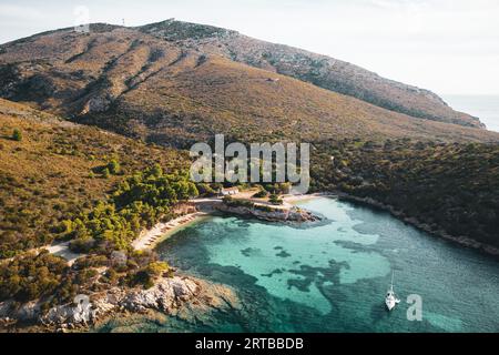 ITALIEN, SARDINIEN 2023: Blick aus der Vogelperspektive auf den berühmten Strand Cala Moresca, in der Nähe des Golfo Aranci. Der Ort befindet sich innerhalb des geschützten Vorgebirges Capo Figari. Der Strand war einer der Drehorte für den neuen Film Little Mermaid Stockfoto