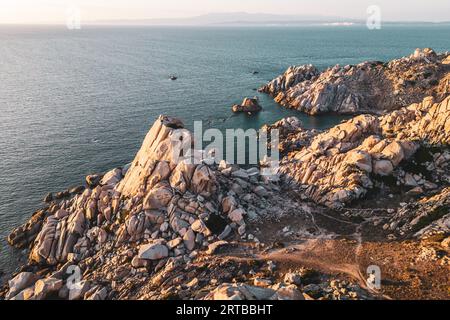 ITALIEN, SARDINIEN 2023: Blick auf das „Valle della Luna“, ein kleines Tal, etwa 500 Meter lang, bestehend aus beeindruckenden Granitfelsen, die durch die Wucht des Wetters über Tausende von Jahren geformt wurden. Cala Grande (richtiger Name) liegt im westlichen Teil des Vorgebirges Capo Testa, auf dem Gebiet von Santa Teresa Gallura, etwa vier Kilometer von der Wohngegend entfernt. Stockfoto