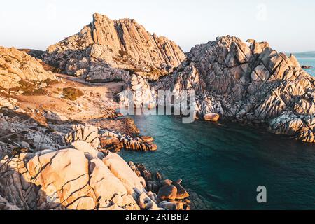 ITALIEN, SARDINIEN 2023: Blick auf das „Valle della Luna“, ein kleines Tal, etwa 500 Meter lang, bestehend aus beeindruckenden Granitfelsen, die durch die Wucht des Wetters über Tausende von Jahren geformt wurden. Cala Grande (richtiger Name) liegt im westlichen Teil des Vorgebirges Capo Testa, auf dem Gebiet von Santa Teresa Gallura, etwa vier Kilometer von der Wohngegend entfernt. Stockfoto