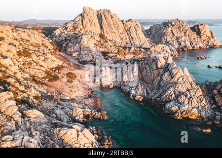 ITALIEN, SARDINIEN 2023: Blick auf das „Valle della Luna“, ein kleines Tal, etwa 500 Meter lang, bestehend aus beeindruckenden Granitfelsen, die durch die Wucht des Wetters über Tausende von Jahren geformt wurden. Cala Grande (richtiger Name) liegt im westlichen Teil des Vorgebirges Capo Testa, auf dem Gebiet von Santa Teresa Gallura, etwa vier Kilometer von der Wohngegend entfernt. Stockfoto