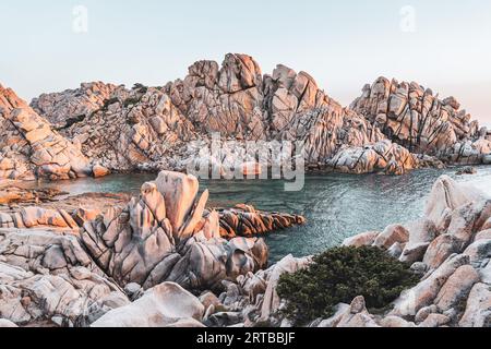 ITALIEN, SARDINIEN 2023: Blick auf das „Valle della Luna“, ein kleines Tal, etwa 500 Meter lang, bestehend aus beeindruckenden Granitfelsen, die durch die Wucht des Wetters über Tausende von Jahren geformt wurden. Cala Grande (richtiger Name) liegt im westlichen Teil des Vorgebirges Capo Testa, auf dem Gebiet von Santa Teresa Gallura, etwa vier Kilometer von der Wohngegend entfernt. Stockfoto