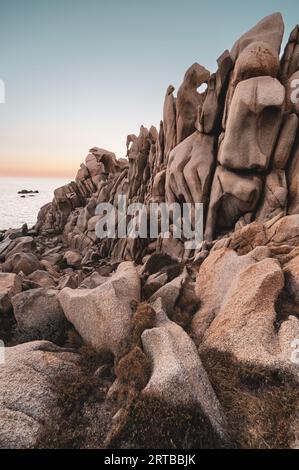 ITALIEN, SARDINIEN 2023: Blick auf das „Valle della Luna“, ein kleines Tal, etwa 500 Meter lang, bestehend aus beeindruckenden Granitfelsen, die durch die Wucht des Wetters über Tausende von Jahren geformt wurden. Cala Grande (richtiger Name) liegt im westlichen Teil des Vorgebirges Capo Testa, auf dem Gebiet von Santa Teresa Gallura, etwa vier Kilometer von der Wohngegend entfernt. Stockfoto