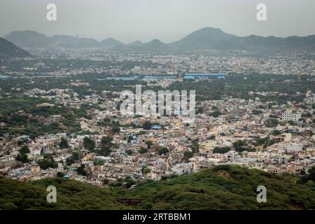 Überfüllte Stadthäuser Landschaft mit nebelnem Berg Hintergrund am Morgen aus flachem Winkel Bild wird in ajmer rajasthan indien aufgenommen Stockfoto