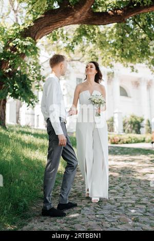 Junge Hochzeitspaare auf ihrer Hochzeit Stockfoto