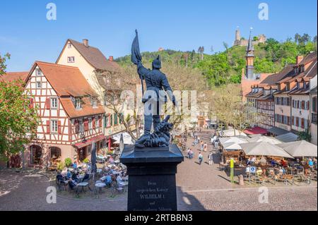 Straßencafés auf dem Weinheimer Marktplatz mit dem Kaiser-Wilhelm-I-Denkmal, Odenwald, Naturpark GEO, Bergstrasse-Odenwald, Baden-Württemberg, Stockfoto