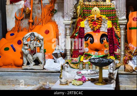 die Statue der hindu-Göttin Shri Chamunda Mata am alten Tempel aus einem anderen Blickwinkel wurde im Shaktipeeth Shri Chamunda Mata Tempel ajmer rajasthan aufgenommen Stockfoto