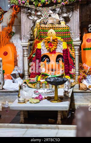 die Statue der hindu-Göttin Shri Chamunda Mata am alten Tempel aus einem anderen Blickwinkel wurde im Shaktipeeth Shri Chamunda Mata Tempel ajmer rajasthan aufgenommen Stockfoto