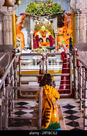 die Statue der hindu-Göttin Shri Chamunda Mata am alten Tempel aus einem anderen Blickwinkel wurde im Shaktipeeth Shri Chamunda Mata Tempel ajmer rajasthan aufgenommen Stockfoto