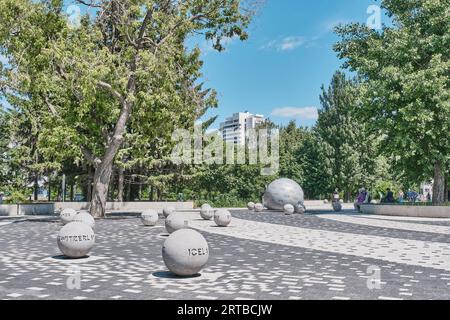 Kazan, Russland - 11. Juni 2023: Festspielplatz. Zusammensetzung von 32 Kugeln mit Namen Länder-Teilnehmer Fußball-Weltmeisterschaft 2018. Große Kugel symbolisiert n Stockfoto