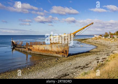 Ein Schiffswrack an der Küste von Punta Arenas im Süden Chiles zwischen Atlantik und Pazifik, Patagonien, Südamerika Stockfoto
