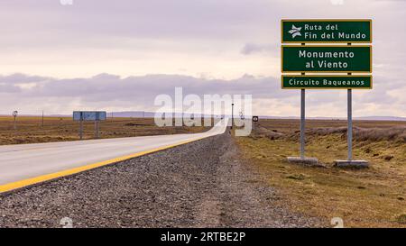 Auf dem Weg am westlichen Ende der Welt auf der Ruta Fin del Mundo im südlichen Patagonien, Chile, Südamerika Stockfoto