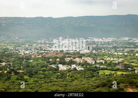 Überfüllte Stadthäuser Landschaft mit nebelnem Berg Hintergrund am Morgen aus flachem Winkel Bild wird in ajmer rajasthan indien aufgenommen Stockfoto