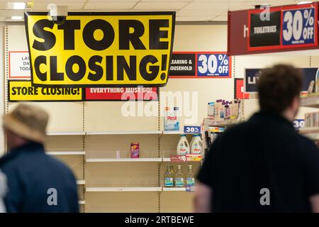 Leere Regale in Wilko in Brownhills in der Nähe von Walsall, einem der ersten Wilko-Geschäfte, die geschlossen wurden, als der dramatische Zusammenbruch der High-Street-Kette Gestalt annimmt. Der historische Einzelhändler wird in der ersten Phase der Schließung 24 Geschäfte in ganz Großbritannien schließen, und Hunderte von Mitarbeitern in den Geschäften werden entlassen. Bilddatum: Dienstag, 12. September 2023. Stockfoto
