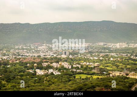 Überfüllte Stadthäuser Landschaft mit nebelnem Berg Hintergrund am Morgen aus flachem Winkel Bild wird in ajmer rajasthan indien aufgenommen Stockfoto