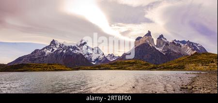 Der eindrucksvolle Cuernos del Paine, der von Mirador del Cuernos auf dem Lago Nordernskjold, dem Torres del Paine Nationalpark, Chile und Patagonien aus gesehen wird Stockfoto