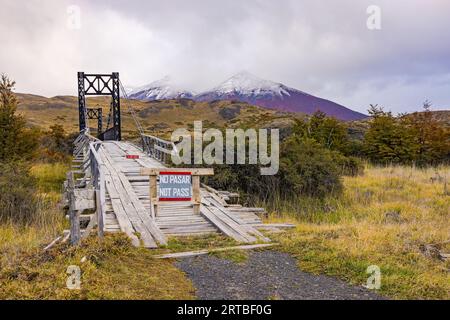 Die alte stillgelegte Holzbrücke Puente Laguna Amarga über den Rio Paine, Torres del Paine Nationalpark, Chile, Patagonien Stockfoto