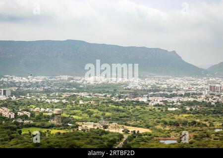 Überfüllte Stadthäuser Landschaft mit nebelnem Berg Hintergrund am Morgen aus flachem Winkel Bild wird in ajmer rajasthan indien aufgenommen Stockfoto