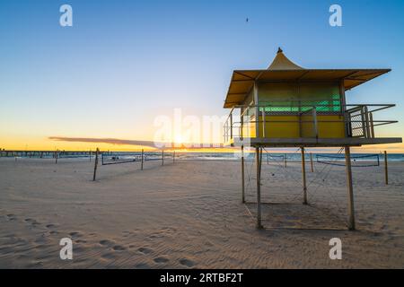 Glenelg Beach Surf Life Saving Tower bei Sunset, South Australia Stockfoto