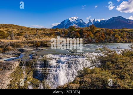 Wasserfall und Wasserfälle auf dem Rio Paine vor dem Torres del Paine Gebirge mit Herbstfarben, Chile, Patagonien, Südamerika Stockfoto