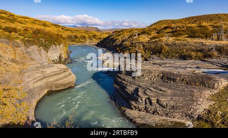 Der Canyon am Cascada Rio Paine Wasserfall im Norden des Torres del Paine Nationalparks im Herbst, Chile, Patagonien, Südamerika Stockfoto