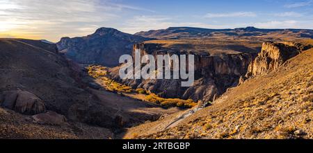 Blick auf das Tal des Rio Pinturas, bewachsen mit Büschen, mit der Schlucht an der Schlucht der Cueva de las Manos Höhle, Argentinien, Patagonien Stockfoto