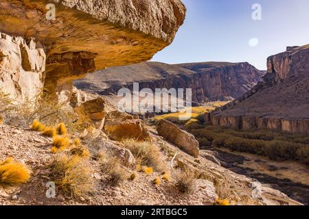 Blick auf den Río Pinturas Canyon mit den Felsformationen an der Cueva de las Manos, Argentinien, Patagonien, Südamerika Stockfoto