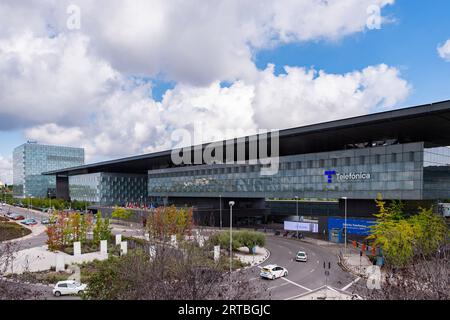 Madrid, Spanien. September 2023. Blick auf den District Telefonica, Hauptsitz des spanischen Telekommunikationsunternehmens Telefonica in Madrid. (Foto: Alberto Gardin/SOPA Images/SIPA USA) Credit: SIPA USA/Alamy Live News Stockfoto
