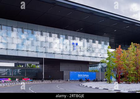Madrid, Spanien. September 2023. Blick auf den District Telefonica, Hauptsitz des spanischen Telekommunikationsunternehmens Telefonica in Madrid. (Foto: Alberto Gardin/SOPA Images/SIPA USA) Credit: SIPA USA/Alamy Live News Stockfoto