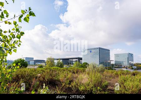 Madrid, Spanien. September 2023. Blick auf den District Telefonica, Hauptsitz des spanischen Telekommunikationsunternehmens Telefonica in Madrid. (Foto: Alberto Gardin/SOPA Images/SIPA USA) Credit: SIPA USA/Alamy Live News Stockfoto