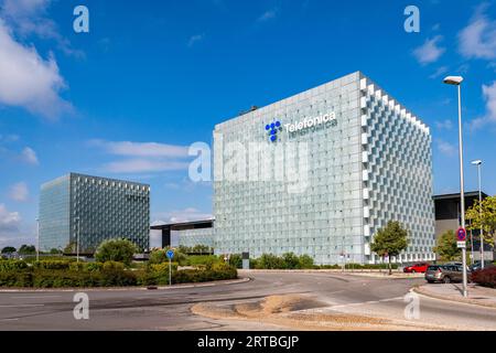 Madrid, Spanien. September 2023. Blick auf den District Telefonica, Hauptsitz des spanischen Telekommunikationsunternehmens Telefonica in Madrid. (Foto: Alberto Gardin/SOPA Images/SIPA USA) Credit: SIPA USA/Alamy Live News Stockfoto