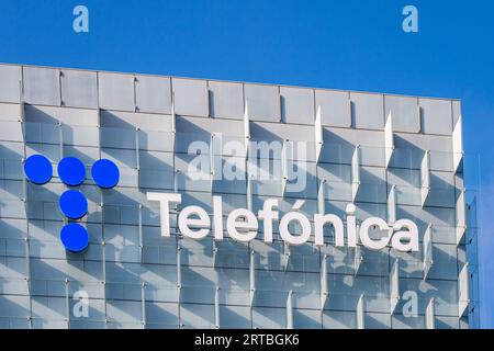 Madrid, Spanien. September 2023. Das Telefonica-Logo des spanischen Telekommunikationsunternehmens Telefonica in Madrid. (Foto: Alberto Gardin/SOPA Images/SIPA USA) Credit: SIPA USA/Alamy Live News Stockfoto