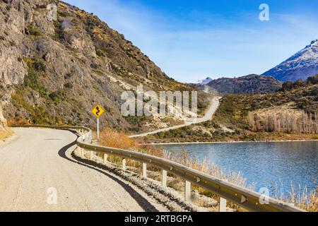 Abenteuer-Roadtrip in den Anden auf der Schotterstraße Ruta 265 entlang des Lago General Carrera in Chile, Patagonien Stockfoto