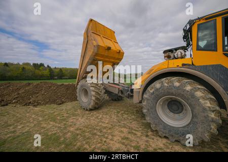 Muldenkipper stapelt Boden, Schaffung neuer Biotope für Amphibien, Deutschland, Schleswig-Holstein Stockfoto