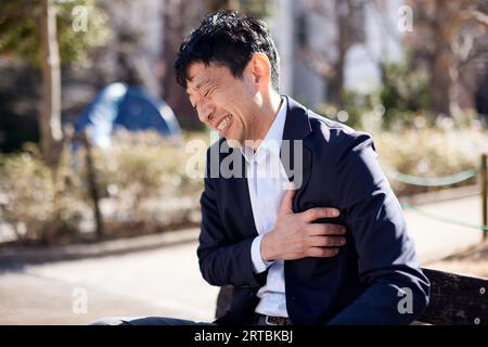 Japanischer Mann unter Schmerzen Stockfoto