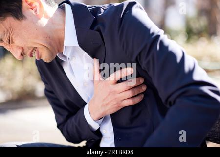 Japanischer Mann unter Schmerzen Stockfoto