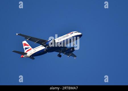 Marseille, Frankreich. September 2023. Ein Flugzeug von British Airways kommt am Flughafen Marseille Provence an. Die Flugzeuge kommen am Flughafen Marseille-Provence an. Quelle: SOPA Images Limited/Alamy Live News Stockfoto