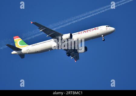 Marseille, Frankreich. September 2023. Ein Flugzeug von Air Sénégal kommt am Flughafen Marseille Provence an. Die Flugzeuge kommen am Flughafen Marseille-Provence an. Quelle: SOPA Images Limited/Alamy Live News Stockfoto