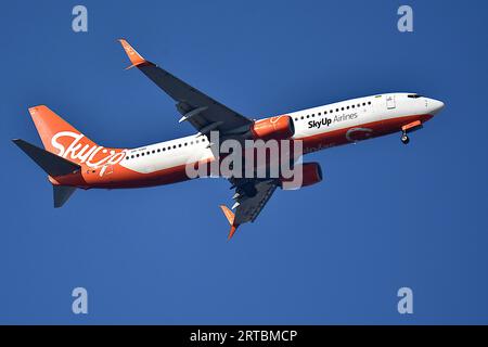 Marseille, Frankreich. September 2023. Ein Flugzeug der SkyUp Airlines kommt am Flughafen Marseille Provence an. Die Flugzeuge kommen am Flughafen Marseille-Provence an. Quelle: SOPA Images Limited/Alamy Live News Stockfoto