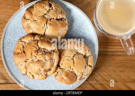 Eine Portion hausgemachter Schokoladenkekse im New Yorker Stil. Es sind große Kekse mit einer knusprigen äußeren Kruste und einer weichen Mitte. Stockfoto