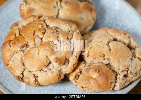 Eine Portion hausgemachter Schokoladenkekse im New Yorker Stil. Es sind große Kekse mit einer knusprigen äußeren Kruste und einer weichen Mitte. Stockfoto