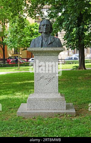 Belgrad, Serbien - 5. Juni 2020: Bronzebüste des berühmten ungarischen Komponisten Franz Liszt im Sommer im Stadtpark. Stockfoto