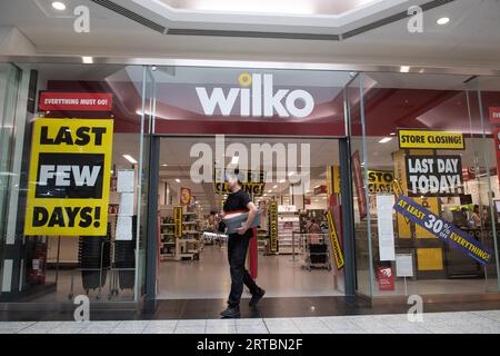 London, Großbritannien. September 2023. Eine allgemeine Ansicht einer Filiale des Einzelhändlers Wilko in Putney, die heute geschlossen wird, nachdem ein Rettungsangebot für den Einzelhändler fehlgeschlagen ist. Alle 400 Geschäfte werden bis Anfang Oktober geschlossen. Quelle: Justin Ng/Alamy Live News Stockfoto